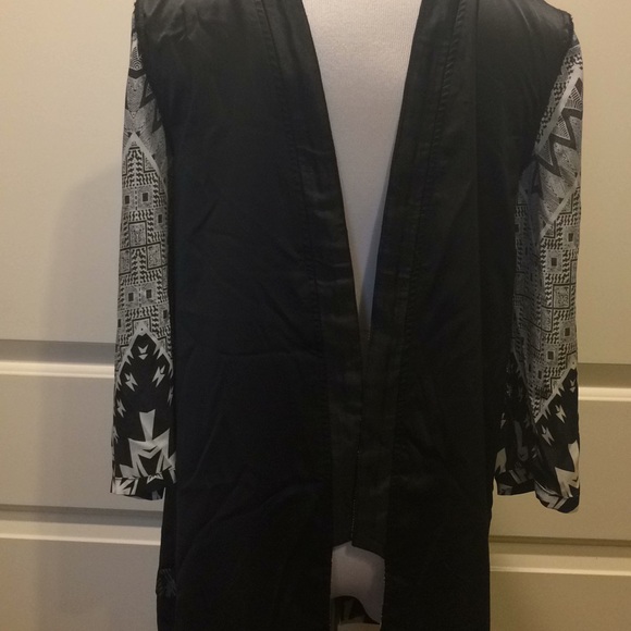 EUC Woman’s Small Black and Taupe Summer Jacket - Picture 3 of 5